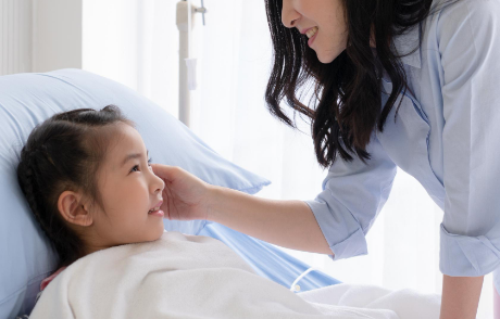 入院中の子どもが笑顔になっているイメージ